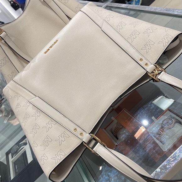 MICHAEL KORS ARLO LARGE GRAB BAG SHOULDER TOTE MK LEATHER GOLD~2 BAGS IN 1
NWT - Picture 11 of 16